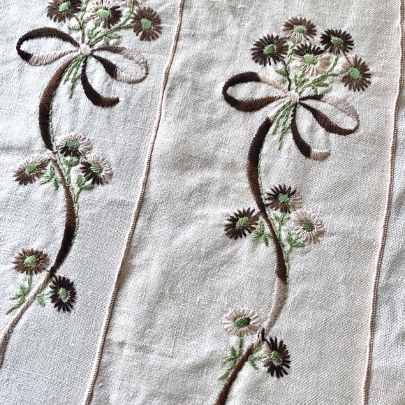 Vintage Daisy Embroidered Linen Placemats set of 4 - Picture 3 of 7